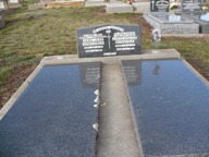 Headstone Jean and Bill Bowerman