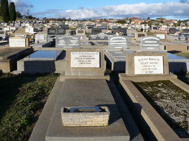 Headstone Nola Gordon